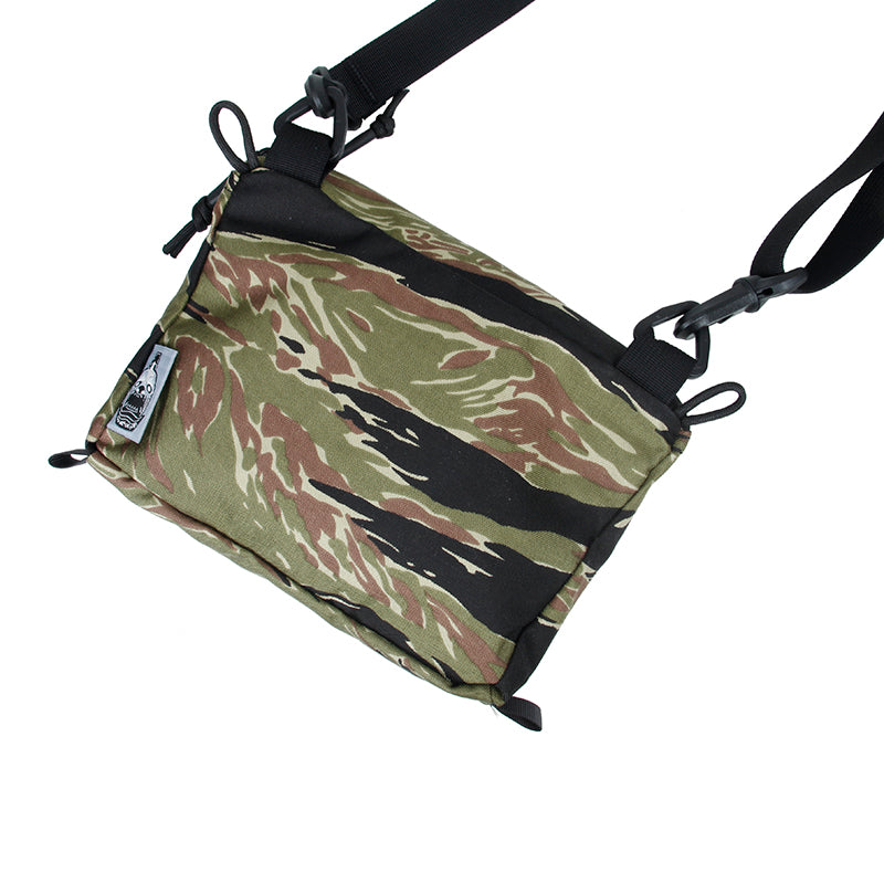 ブラックシップス 2023 Ver. ナッシングスペシャル サッチェル(グリーンタイガーストライプ)